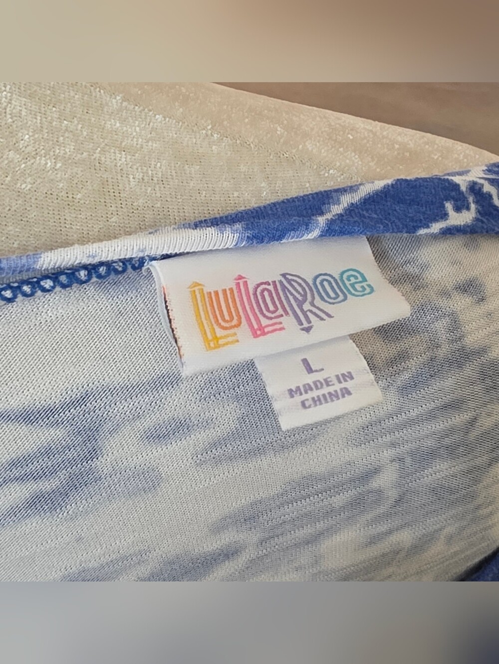 LuLaRoe Blue and White Spiral Tie-Dye Short Sleeve Tee Sz L - Picture 6 of 7